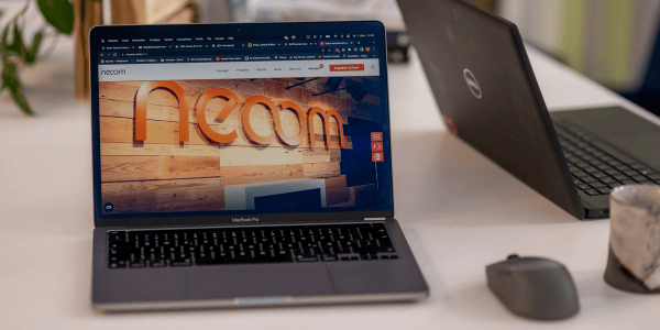 Laptop mit neoom Screen auf Schreibtisch