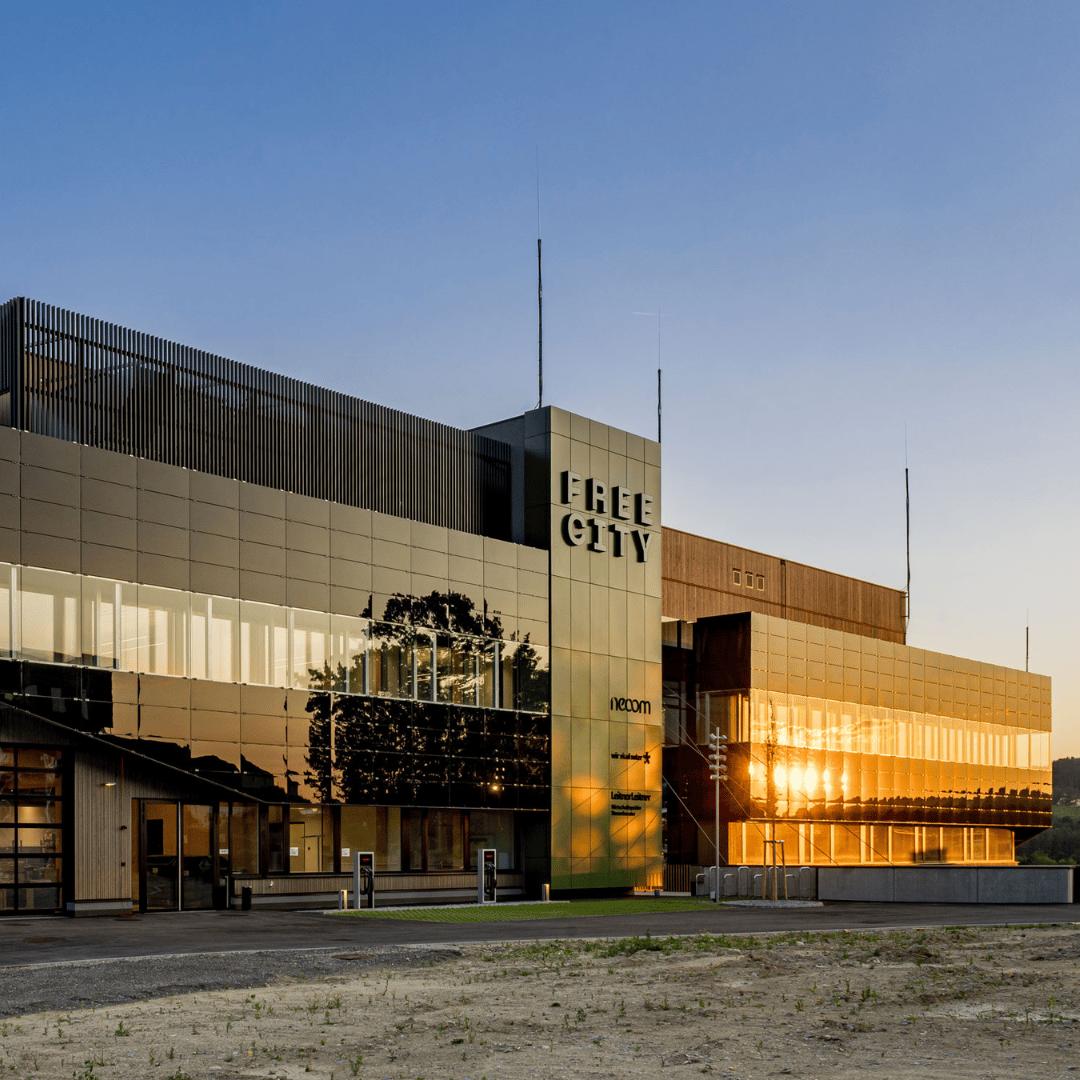 Free City Bürogebäude mit Photovoltaik Strom in der Außenansicht bei Sonnenuntergang